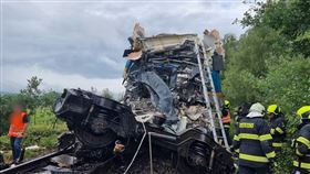 快訊／疑駕駛闖紅燈！捷克2火車對撞 車頭凹陷2死50傷（圖／翻攝自推特）