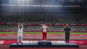 美國選手桑德絲（Raven Saunders）1日在東奧鉛球項目決賽奪下銀牌 圖／美聯社／達志影像