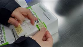 食藥署今日傍晚又通過一批高端疫苗封緘檢驗。（圖／食藥署提供）