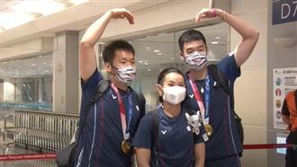 羽球英雄回來了！小戴被男神愛心夾擊