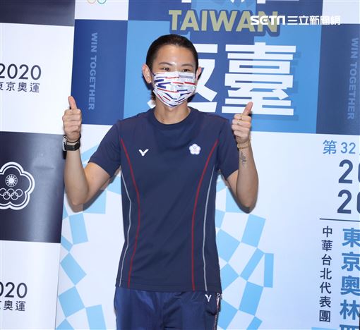 台灣奧運羽球隊戴資穎帶著銀牌及滿滿的行李返國受到粉絲熱烈歡迎。（記者邱榮吉/攝影）