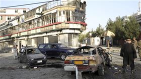 阿富汗3日晚間發生一起自殺炸彈攻擊事件，地點正好就位於國防部長穆罕瑪迪（Bismillah Khan Mohammadi）的住處，據悉造成至少8人喪命、20多人受傷 圖／美聯社／達志影像