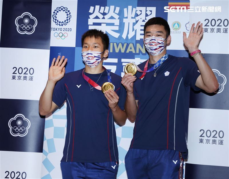 東京奧運羽球男子雙打「麟洋配」王齊麟、李洋，拿下羽球男雙的金牌返國受到粉絲熱烈歡迎。（記者邱榮吉/攝影）