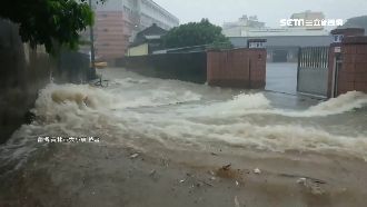 山坡雨水往下流　家門前馬路變水路