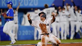 ▲甲斐拓也8局下滑回本壘後很振奮。（圖／美聯社／達志影像）