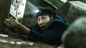 天坑_新聞稿照05_「被綜藝之神眷顧的男子」李光洙不用替身演《天坑》拍到尿褲子？！（圖車庫娛樂提供）