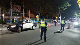 高市警局長親帶隊　17路檢點加強攔查高雄市警察局長黃明昭19日率員執法，規劃「封閉式路檢」勤務，共設17處路檢點，出動474名警力執行勤務並攔查盤檢，力求有效減緩車速並確保執勤人員與汽、機車駕駛安全，周邊道路還規劃機動攔截警組，針對意圖逃逸及規避路檢的汽、機車進行即時攔檢。（高雄市政府警察局提供）中央社記者洪學廣傳真　110年2月19日