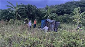 花蓮小貨車失控衝進田中，張姓駕駛不治。（圖／中央社）
