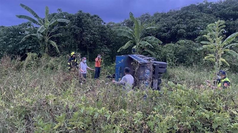 疑天雨路滑… 小貨車衝田中1死2傷
