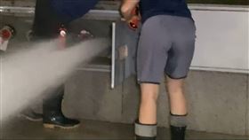 高雄一棟豪宅外牆消防栓故障，強勁水柱噴出。（圖／翻攝畫面）