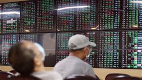 台股震盪收黑  收盤跌232.27點台股13日開低震盪收黑，終場收在15670.1點，大跌232.27點，跌幅1.46%，成交金額新台幣5682.79億元。中央社記者張新偉攝  110年5月13日