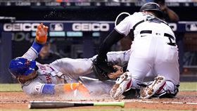 ▲巴耶茲（Javier Baez）超狂撲壘躲觸殺。（圖／美聯社／達志影像）