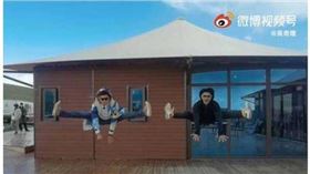 吳奇隆（左）曾和前奧運體操冠軍邢傲偉，兩人一起挑戰空中一字馬。（圖／取材自吳奇隆微博）