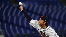 伊藤大海投球時使用止滑粉。（圖／路透社／達志影像）