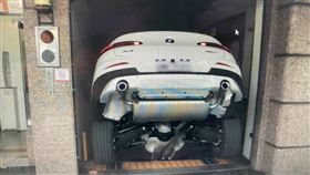 台中復興路四段大樓，停車，倒栽蔥，大樓升降梯，故障，休旅車