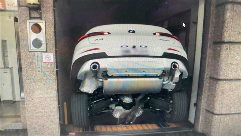停車「倒栽蔥」摔電梯井　車主嚇破膽