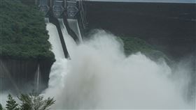 曾文水庫洩洪  水花壯觀曾文水庫3日中午開啟溢洪道閘門進行調節性放水，下午2時後3道閘門同步放水，在溢洪道下方濺起的水花相當壯觀。中央社記者楊思瑞攝  110年8月3日