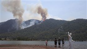 土耳其過去8天發生近200起森林野火，其中15起林火未獲控制。（圖／美聯社／達志影像）