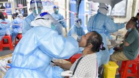 中國本土疫情從南京延燒  海南也出現病例中國COVID-19疫情延燒，從7月20日南京機場開始傳播，湖南張家界又成為另一個散發源頭，海南島8月1日也出現1例確診者。工作人員1日對確診病例曾去過的海口頭舖農貿市場相關人員進行核酸採樣。（中新社提供）中央社  110年8月1日