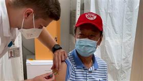 郭台銘捷克打BNT一劑35美元，圖／翻攝自郭台銘臉書