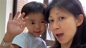 顏嘉樂兒子近日去醫院動了耳朵手術。（圖／翻攝自顏嘉樂臉書）