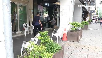 民眾等打疫苗騎樓躲雨　遭櫃姐驅離！