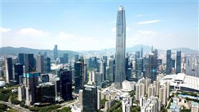 中國打擊炒房，北京、上海、深圳等地的銀保監局近日先後針對違規銀行開出多張罰單，裁罰理由均是違規融資，讓經營貸款、消費貸款資金流入房市。圖為中國深圳市景。（圖／中新社）
