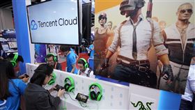 中國反壟斷開槍 禁騰訊合併遊戲直播公司提案中國市場監管總局10日公告，禁止網路巨頭騰訊所提出的虎牙與鬥魚兩家網路遊戲直播公司合併案。騰訊近年積極經營網路遊戲領域，圖為2019年5月在香港亞太雲端科技博覽會，騰訊雲展台展示雲端技術在網路遊戲領域的應用。（中新社提供）中央社  110年7月10日