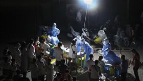 水災後鬧疫情  鄭州普篩檢出上百病例才遭暴雨肆虐的河南鄭州，近日又爆發COVID-19本土疫情，截至4日晚上6時，第一輪普篩已檢出101個病例。圖為1日凌晨，鄭州醫護人員漏夜對爆發疫情的二七區居民進行核酸檢測。（中新社提供）中央社  110年8月4日