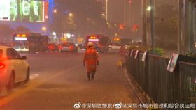 據深圳市城市管理和綜合執法局官方微博，受到颱風盧碧的影響，深圳4日晚間降下大雨，最大累計雨量109.6毫米。（圖／翻攝自深圳市城市管理和綜合執法局微博weibo.com）
