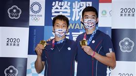 東京奧運羽球男子雙打「麟洋配」王齊麟、李洋，拿下羽球男雙的金牌返國受到粉絲熱烈歡迎。（記者邱榮吉/攝影）