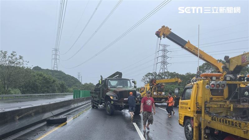 新／怕成為第6台！軍卡國道急煞自撞