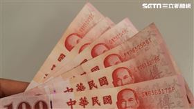 百元鈔。發財。（圖／記者洪玲明攝影）