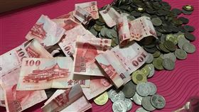 存錢,銀行,鞠躬,老油條(翻攝自 爆怨2公社)