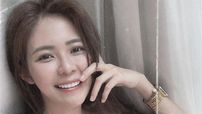 女神躺床照外洩　辣穿小背心洩牛奶肌
