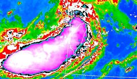 季風氣流將是今天的主角，鄭明典提醒澎湖要特別注意。（圖／中央氣象局）