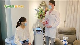 產後婦女及更年期婦女為飽受漏尿困擾的兩大族群，因懷孕、生產時，子宮壓迫會磨損骨盆底肌，更年期荷爾蒙減少也會使陰道組織退化，若曾有膀胱反覆發炎或子宮肌瘤也會增加發生機率，或者曾經中風、曾因癌症接受化療、放療者，也可能使控制神經或組織受損，導致尿失禁。