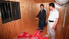 ▲警方帶凶手回到案發現場還原過程。（圖／CTWANT）