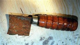 ▲殺害邱邱姓舞小姐的凶刀只剩下一截菜刀及手把。（圖／CTWANT）