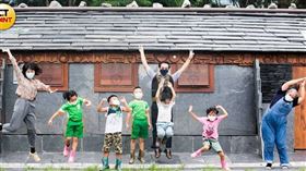 ▲屏東長榮百合國小學生僅一百多位，博士校長陳世聰（中）在疫情停課期間仍分流學生到校上課。（圖／CTWANT）