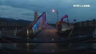 嚇壞！男子持棍躲路邊　隨機攻擊車輛