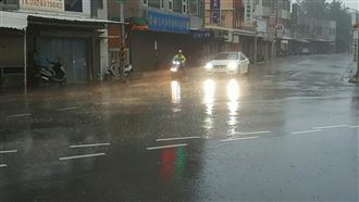 颱風盧碧環流水氣飽　澎湖風狂雨急