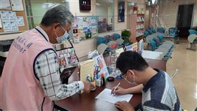 ▲外來人口也可線上登記預約施打疫苗。（圖／移民署提供）