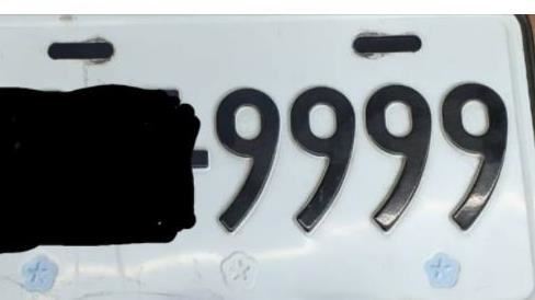 撞壞車牌賠上萬太多？網見車號狂搖頭