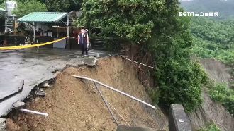 險！擋土牆塌　龍崎3民宅孤懸斷崖邊