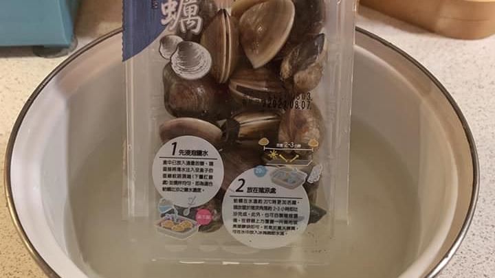 女兒聽指令幫蛤蠣吐沙　網一看笑翻