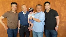 標哥一家五代曝光　網驚：基因神複製(圖/翻攝自顏寬恒臉書)
