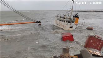 嘉義掀超巨風浪⋯貨輪過一晚不見了