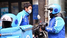 中國年輕人「寧當騎手，不進工廠」情形越來越普遍。據媒體調查，有約4成的騎手來自製造業。圖為餓了麼的外送員。（圖／中新社）
