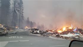 美國加州史上規模最大的野火5日吞噬內華達山脈小村莊格林維爾，造成主幹道淪為一片悶燒的廢墟。（圖／翻攝自facebook.com/RepLaMalfa）
